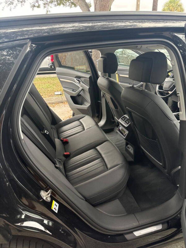 2021 Audi e-tron quattro Premium