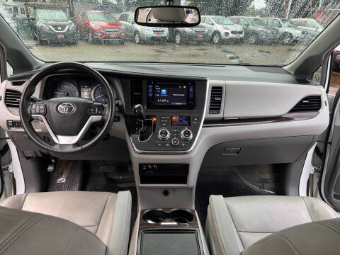 2017 Toyota Sienna XLE 7-Passenger
