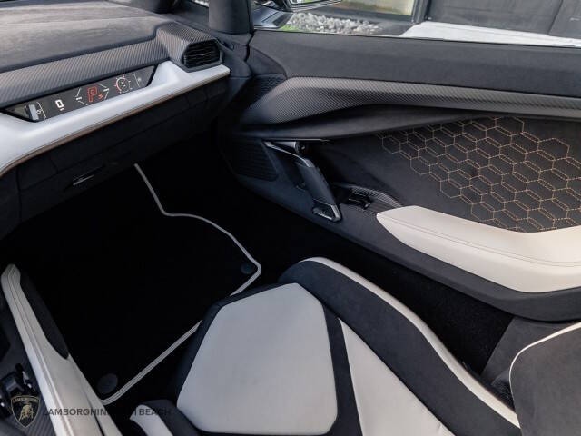 2025 Lamborghini Revuelto