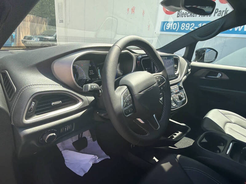 2027 Chrysler Pacifica Select