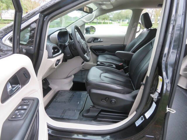 2022 Chrysler Pacifica Touring L