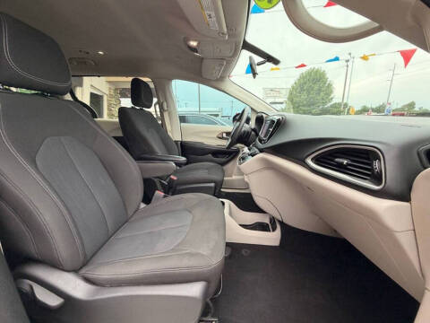 2022 Chrysler Voyager LX