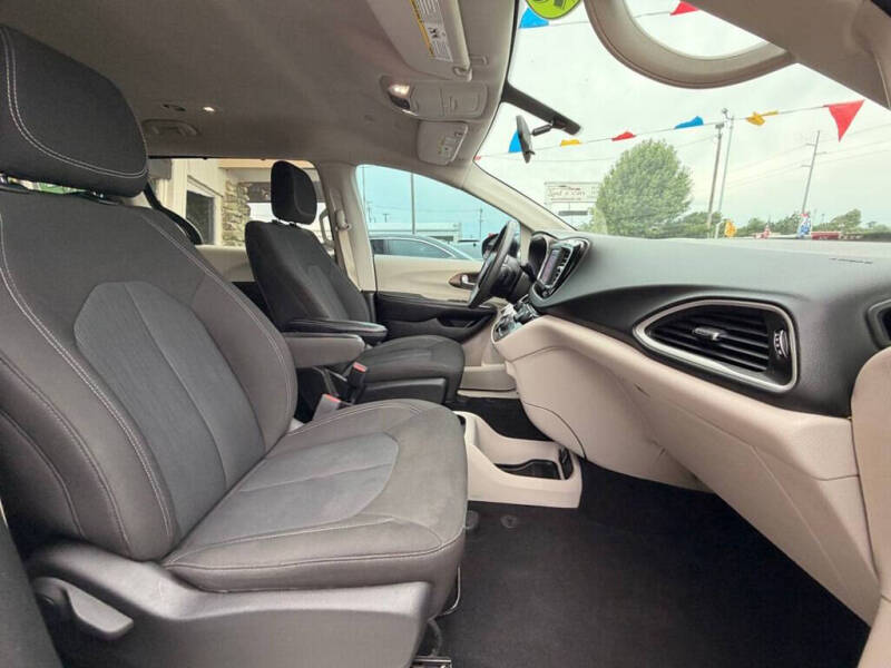 2022 Chrysler Voyager LX