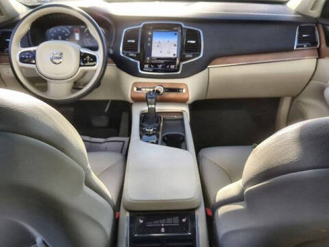 2022 Volvo XC90 T6 Momentum 6-Passenger