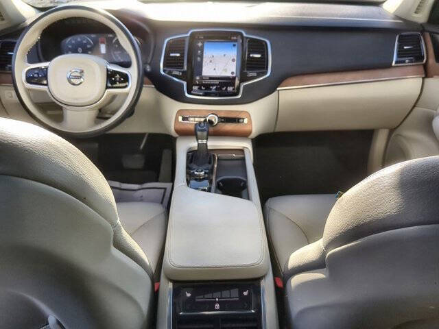 2022 Volvo XC90 T6 Momentum 6-Passenger