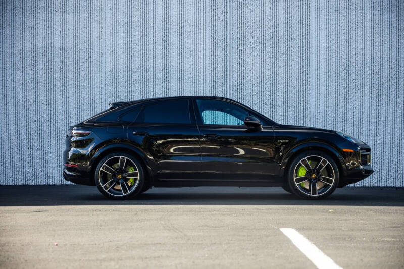 2022 Porsche Cayenne Turbo S E-Hybrid Coupe