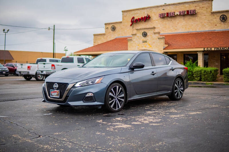 2022 Nissan Altima SR's photo