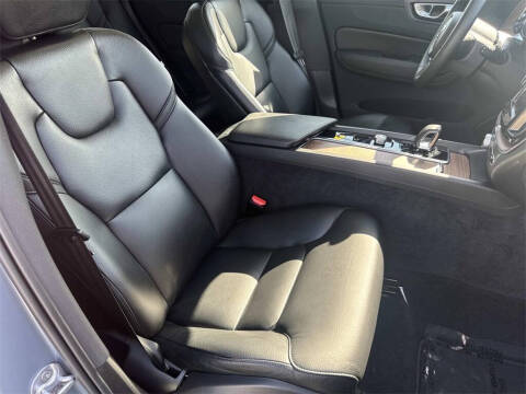 2024 Volvo XC60 B5 Plus Dark Theme