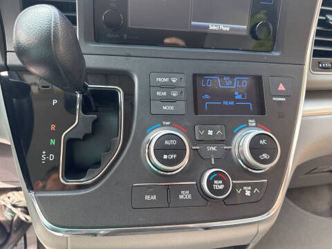 2015 Toyota Sienna LE 7-Passenger Auto Access Seat