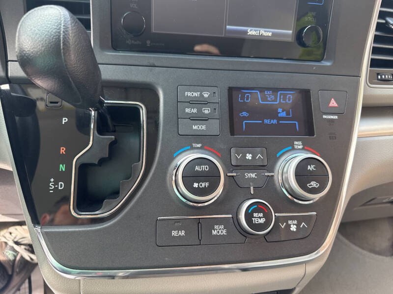 2015 Toyota Sienna LE 7-Passenger Auto Access Seat