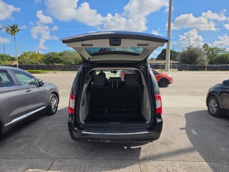 2014 Chrysler Town and Country Touring-L