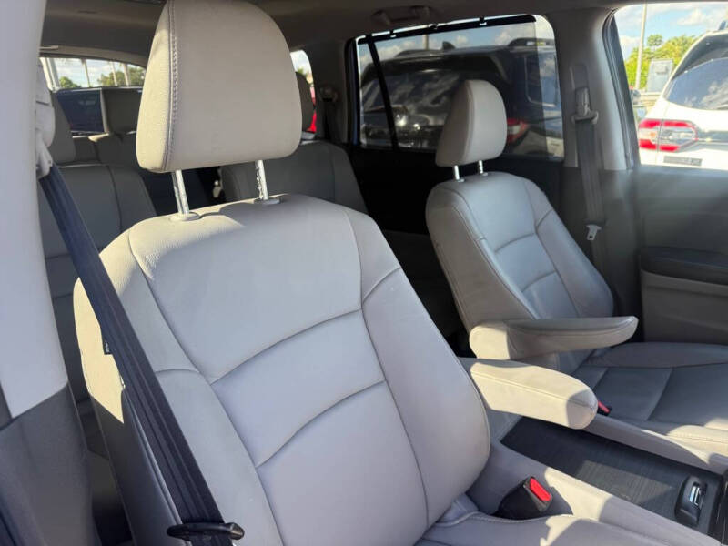 2021 Honda Pilot Touring w/Rear Captain's Chairs