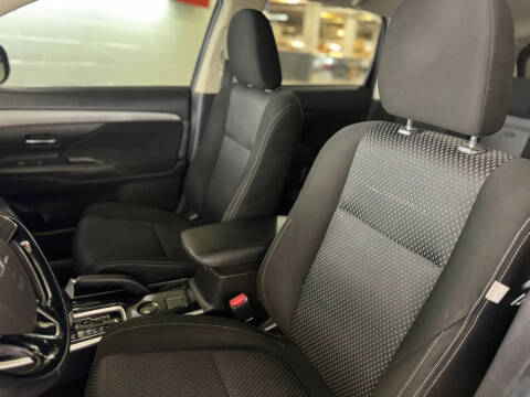2017 Mitsubishi Outlander ES