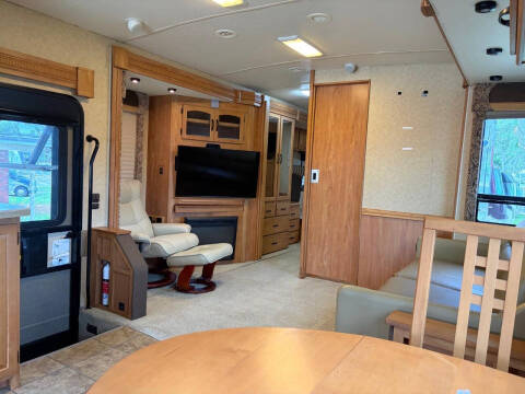 2008 Winnebago Adventurer