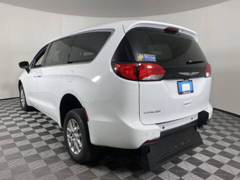 2025 Chrysler Voyager LX