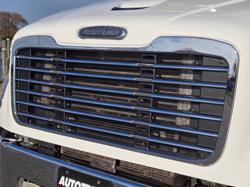 2005 Freightliner M2 106