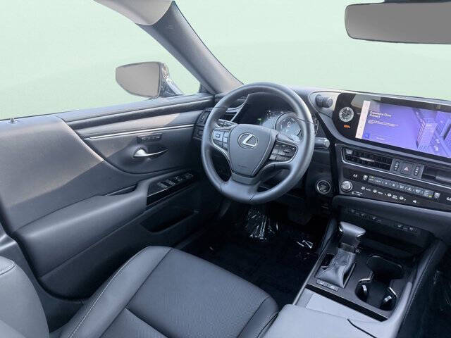 2025 Lexus ES 300h F SPORT Design