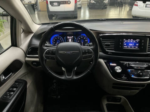 2017 Chrysler Pacifica Touring-L