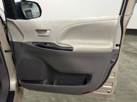 2012 Toyota Sienna LE 8-Passenger