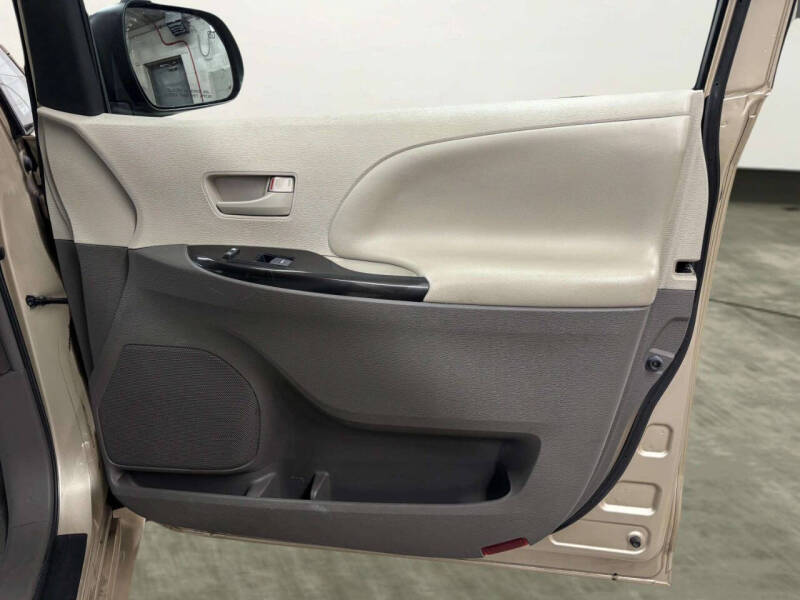 2012 Toyota Sienna LE 8-Passenger