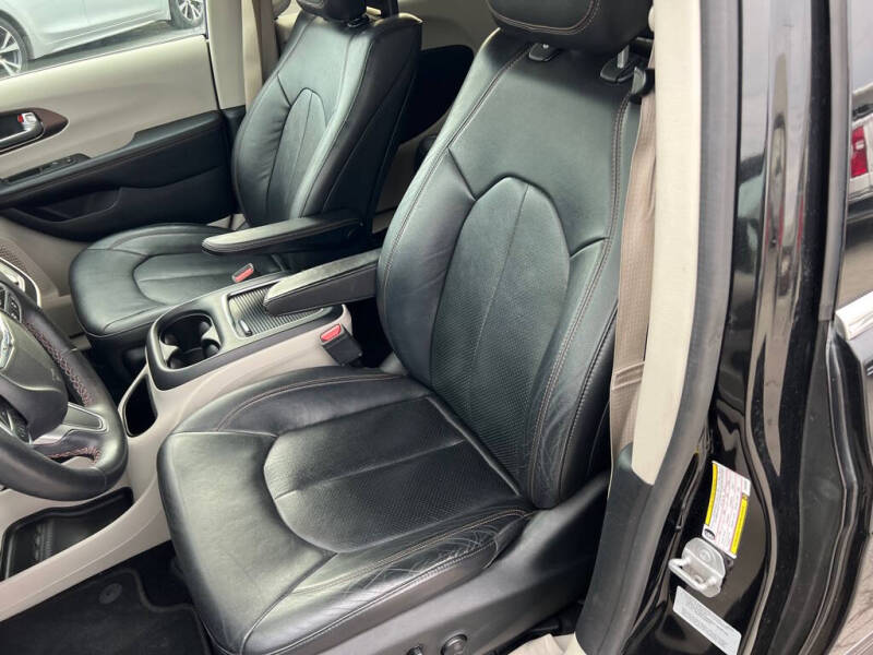 2017 Chrysler Pacifica Touring-L Plus
