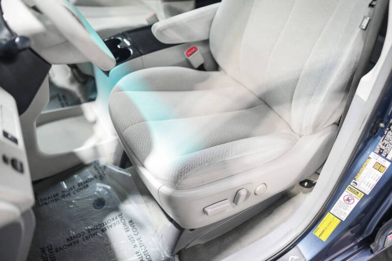 2013 Toyota Sienna LE 7-Passenger