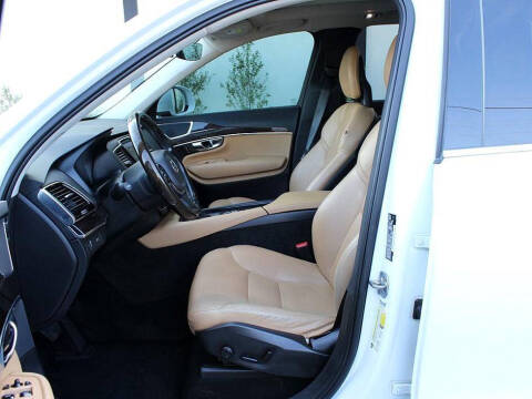 2016 Volvo XC90 T6 Momentum