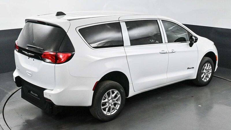 2025 Chrysler Voyager LX