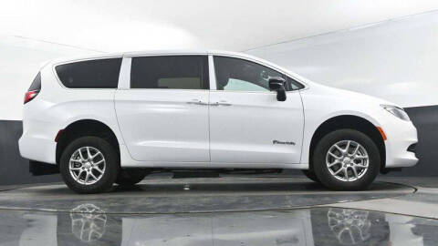 2025 Chrysler Voyager LX