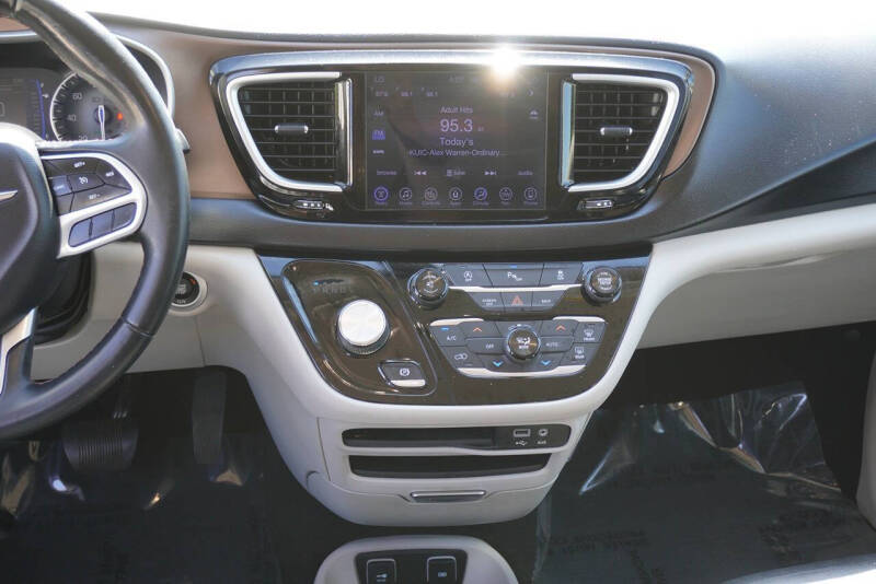 2017 Chrysler Pacifica Touring-L