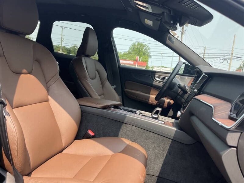 2023 Volvo XC60 B5 Plus Dark Theme