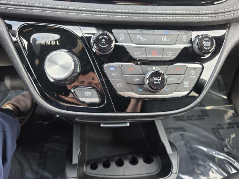 2027 Chrysler Pacifica Select