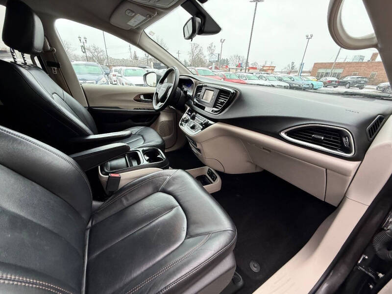 2017 Chrysler Pacifica Touring-L