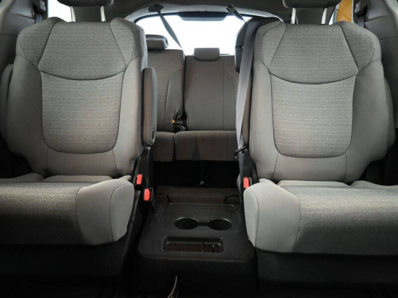 2022 Toyota Sienna LE 8-Passenger