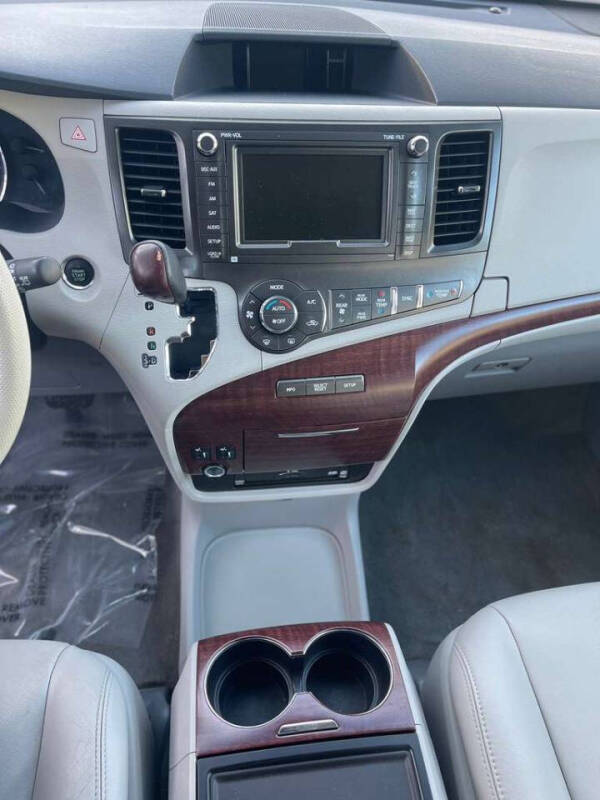 2014 Toyota Sienna XLE 7-Passenger