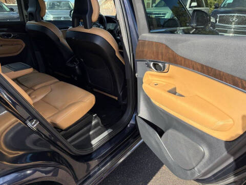 2016 Volvo XC90 T6 Momentum