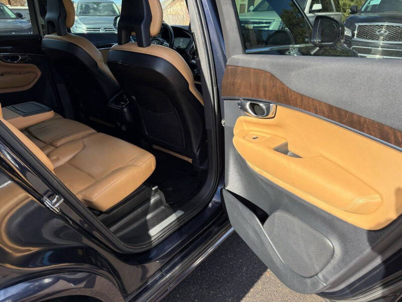 2016 Volvo XC90 T6 Momentum