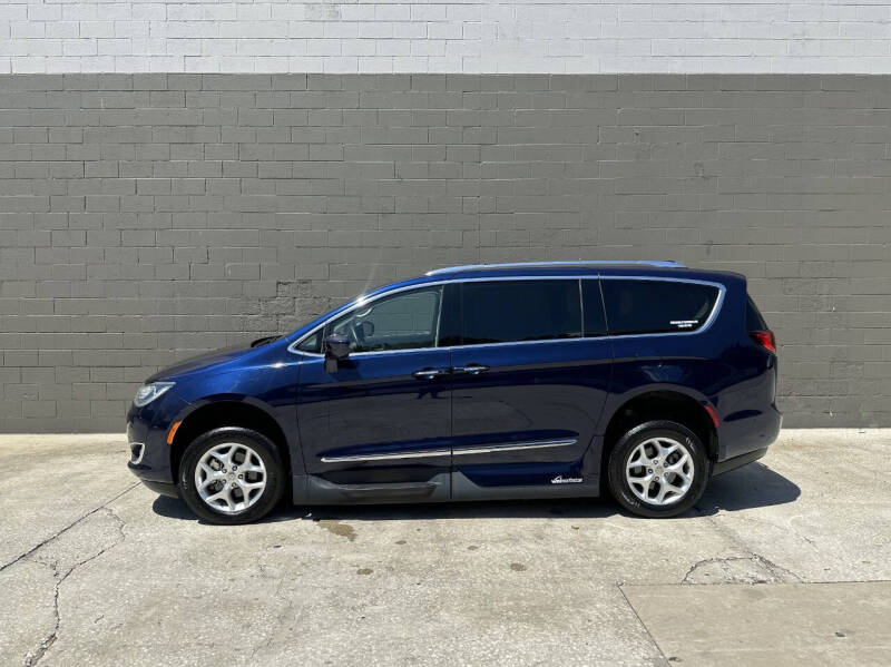 2017 Chrysler Pacifica Touring-L Plus