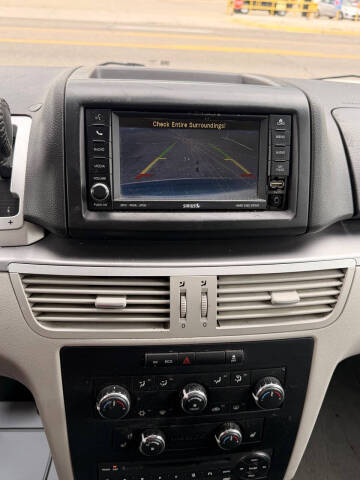 2011 Volkswagen Routan SE