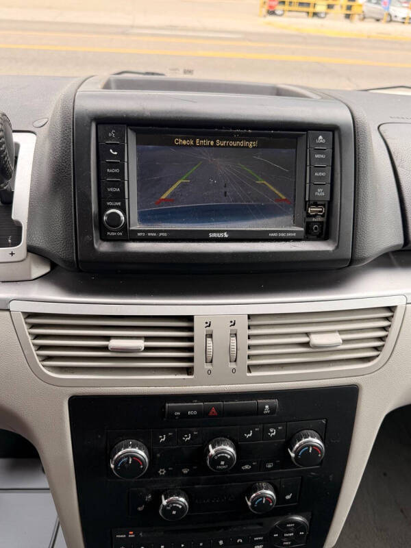 2011 Volkswagen Routan SE
