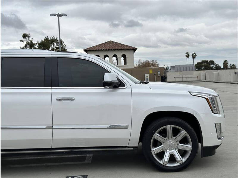 2017 Cadillac Escalade ESV Premium Luxury photo 13