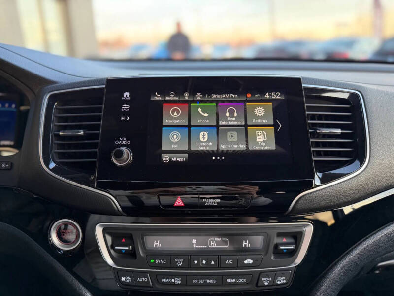 2021 Honda Pilot Touring w/Rear Captain's Chairs