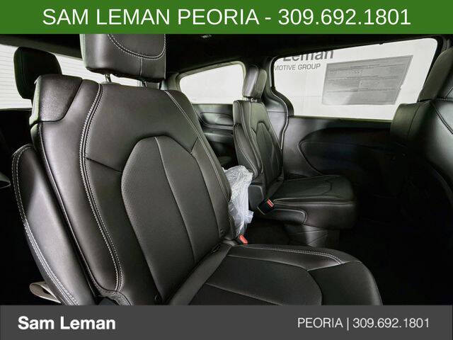 2027 Chrysler Pacifica Select