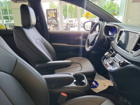 2027 Chrysler Pacifica Select