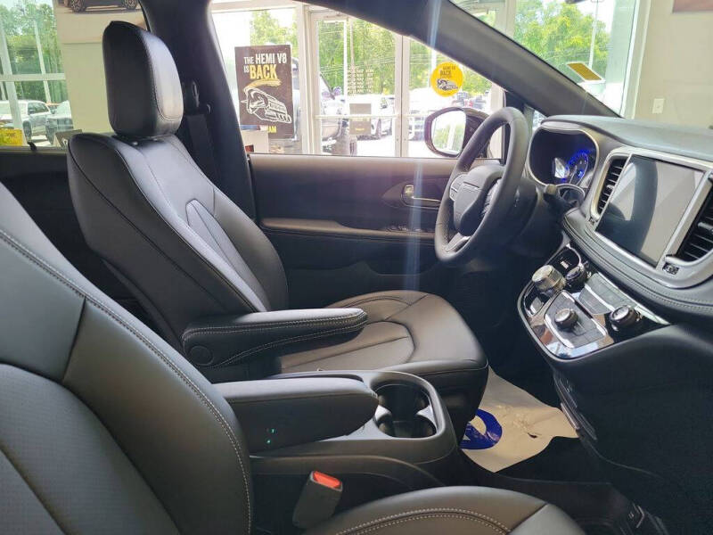 2027 Chrysler Pacifica Select
