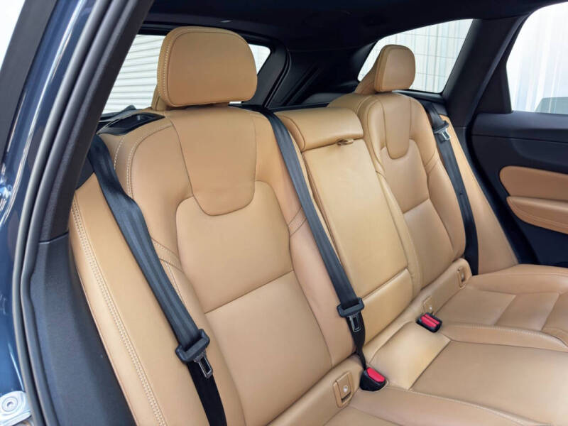 2023 Volvo XC60 B5 Ultimate Bright Theme