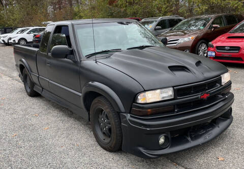 2001 Chevrolet S-10 for sale at DISTINCT AUTO GROUP LLC in Kent OH