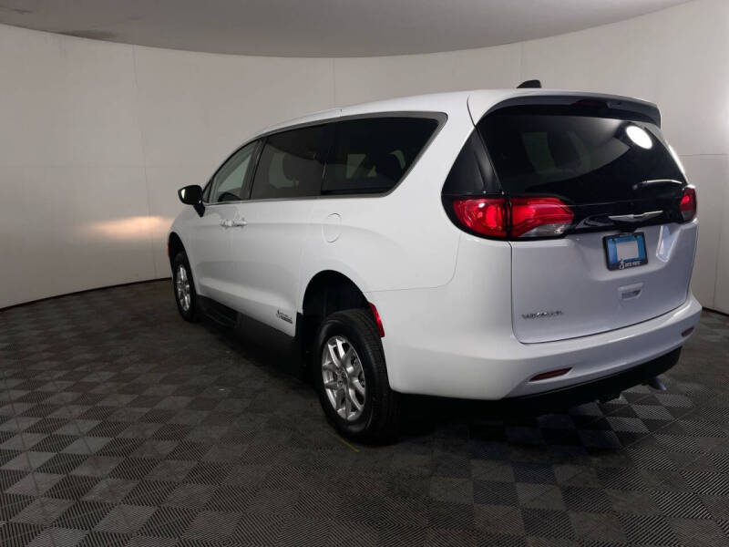 2024 Chrysler Voyager LX