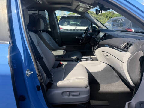 2021 Honda Pilot Touring w/Rear Captain's Chairs