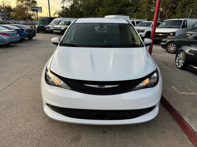 2022 Chrysler Voyager LX